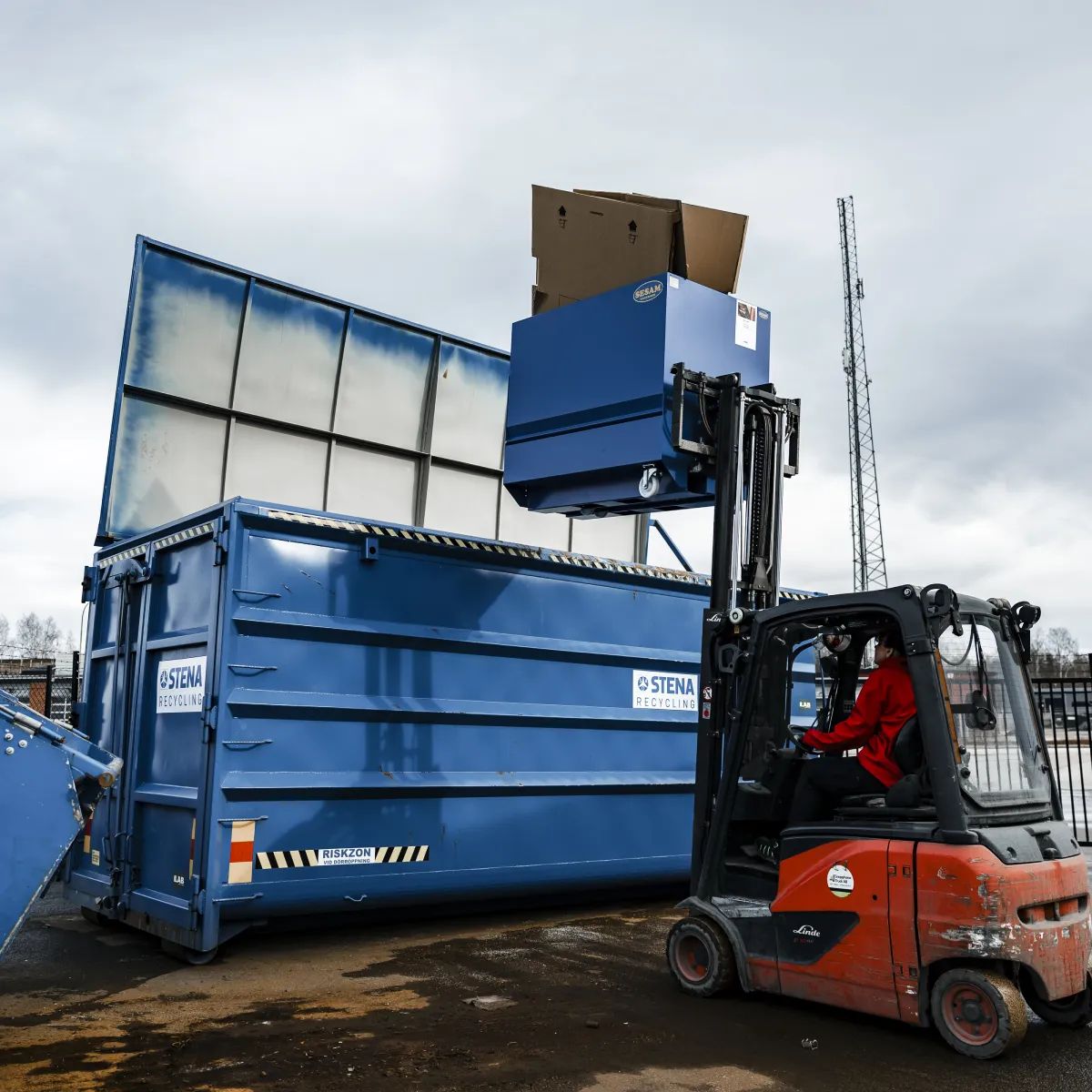 Skräddarsydda tippcontainers med bottentömning från Sesam Container